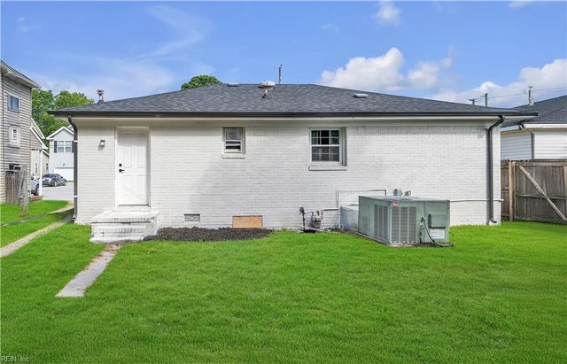 2042 Stonehurst ST, Chesapeake, VA 23324