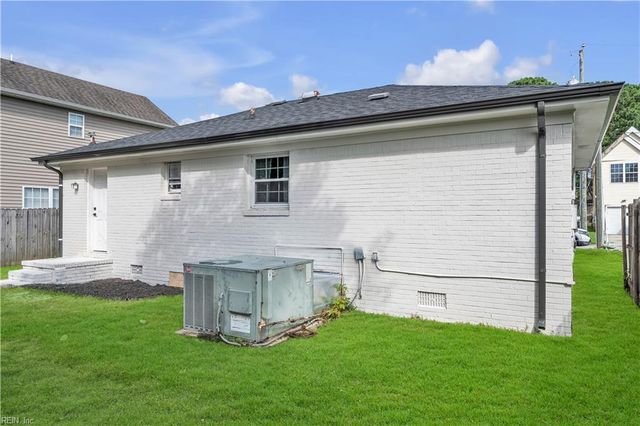 2042 Stonehurst ST, Chesapeake, VA 23324