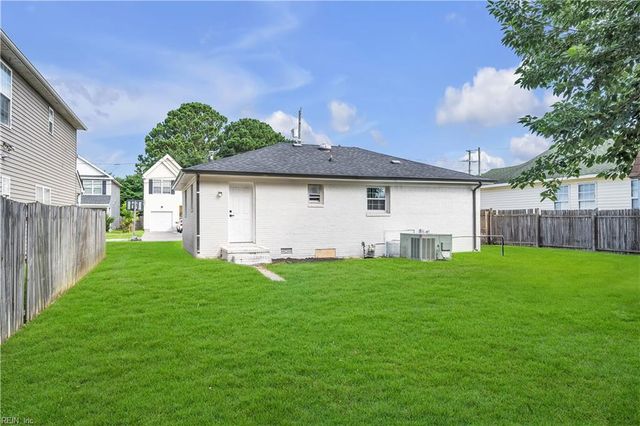 2042 Stonehurst ST, Chesapeake, VA 23324