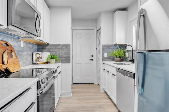2042 Stonehurst ST, Chesapeake, VA 23324