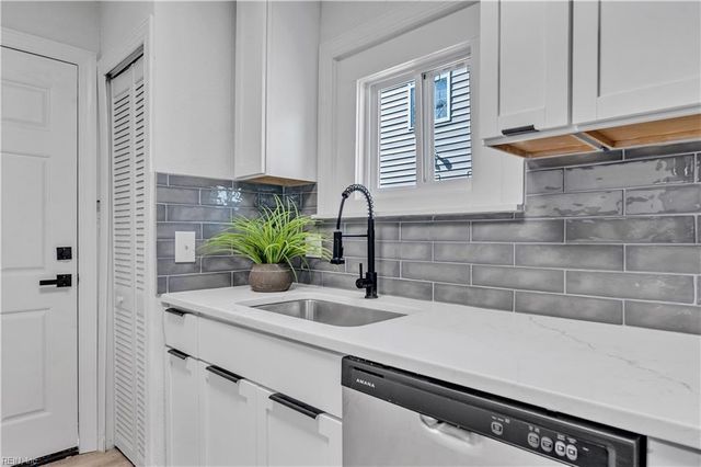 2042 Stonehurst ST, Chesapeake, VA 23324
