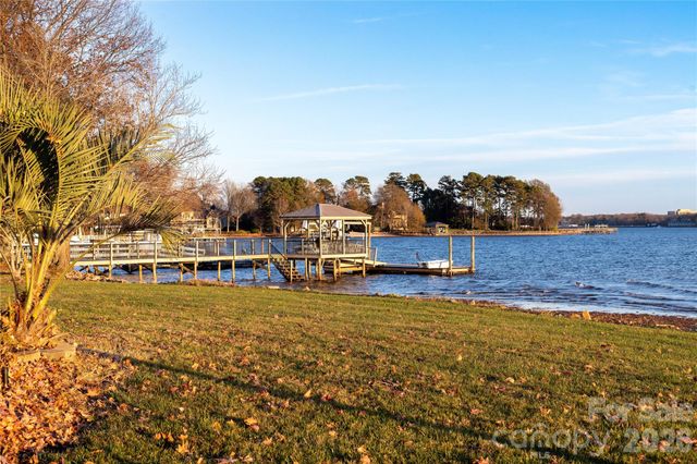 132 Clearwater Lane, Mooresville, NC 28117