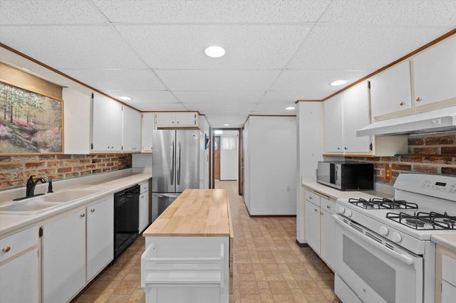 972 Valentine ROAD, Oconomowoc, WI 53066
