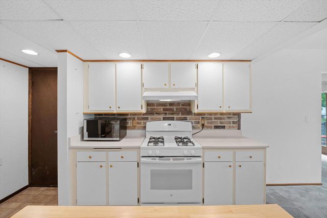 972 Valentine ROAD, Oconomowoc, WI 53066