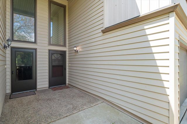 972 Valentine ROAD, Oconomowoc, WI 53066