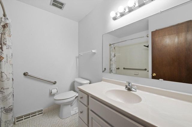 972 Valentine ROAD, Oconomowoc, WI 53066
