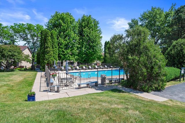 972 Valentine ROAD, Oconomowoc, WI 53066