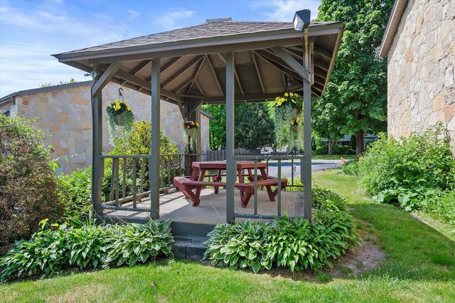 972 Valentine ROAD, Oconomowoc, WI 53066