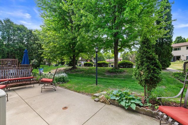 972 Valentine ROAD, Oconomowoc, WI 53066