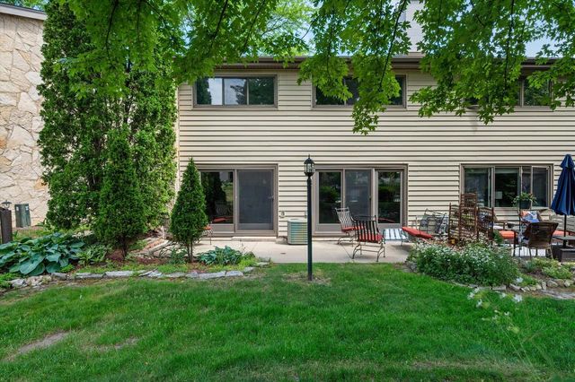 972 Valentine ROAD, Oconomowoc, WI 53066