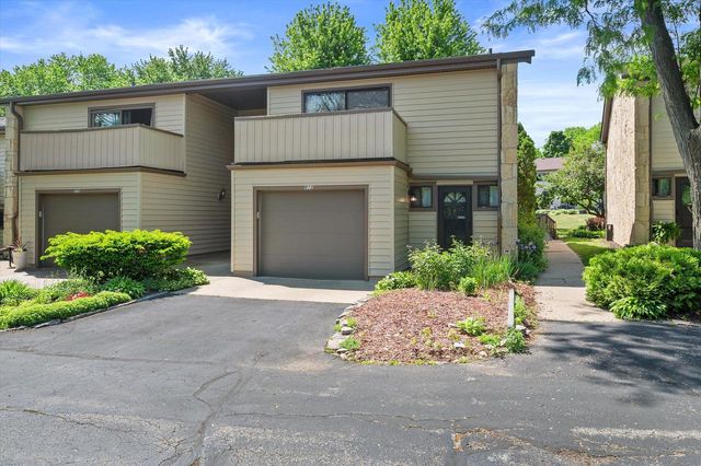 972 Valentine ROAD, Oconomowoc, WI 53066