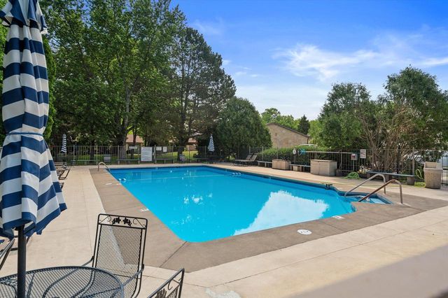 972 Valentine ROAD, Oconomowoc, WI 53066