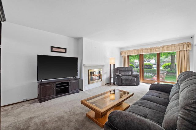972 Valentine ROAD, Oconomowoc, WI 53066