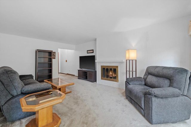 972 Valentine ROAD, Oconomowoc, WI 53066