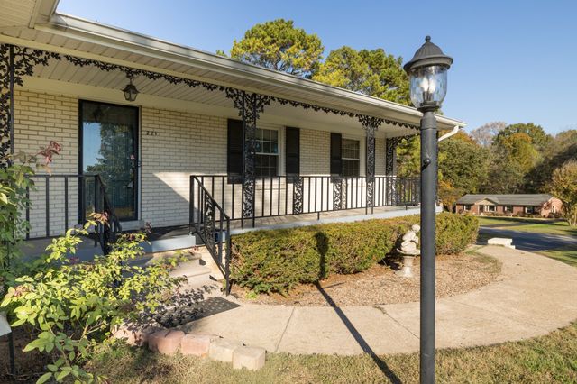 221 Jackson Heights Rd, Columbia, TN 38401