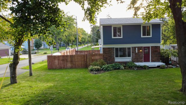 2926 Lansdowne Road, Waterford Charter Township, MI 48329