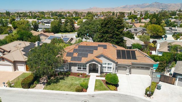 961 Oak Creek Court, Hollister, CA 95023