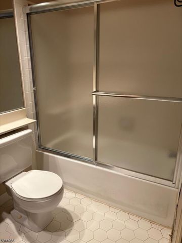 135 Hawthorne Ct, Rockaway Twp., NJ 07866