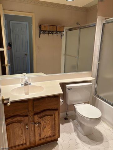 135 Hawthorne Ct, Rockaway Twp., NJ 07866