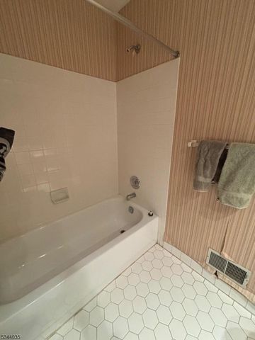 135 Hawthorne Ct, Rockaway Twp., NJ 07866