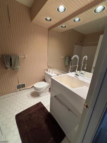 135 Hawthorne Ct, Rockaway Twp., NJ 07866