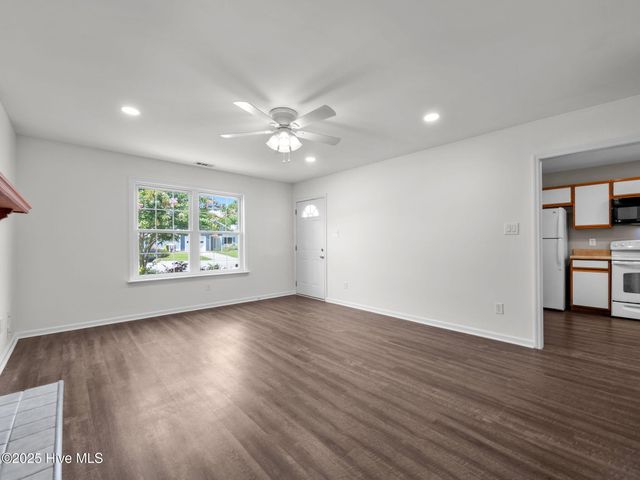 834 S Dogwood Lane, Swansboro, NC 28584
