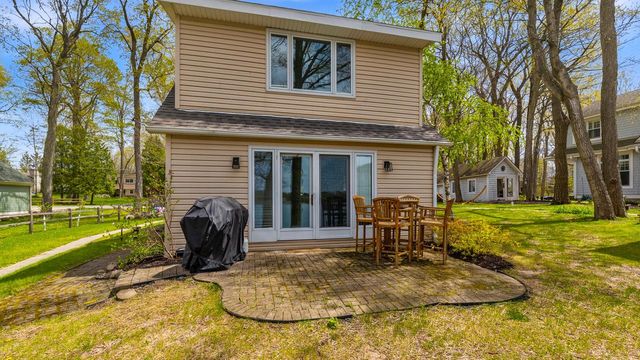 5831 S Hacker DRIVE, West Bend, WI 53095