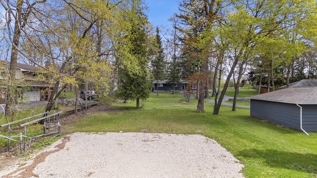 5831 S Hacker DRIVE, West Bend, WI 53095