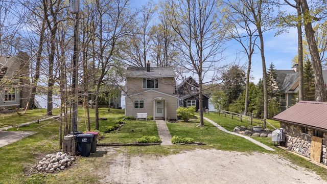5831 S Hacker DRIVE, West Bend, WI 53095