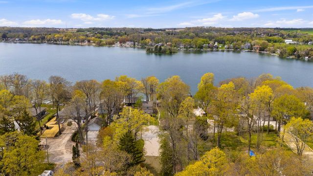 5831 S Hacker DRIVE, West Bend, WI 53095