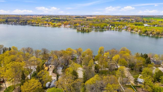 5831 S Hacker DRIVE, West Bend, WI 53095