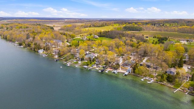 5831 S Hacker DRIVE, West Bend, WI 53095