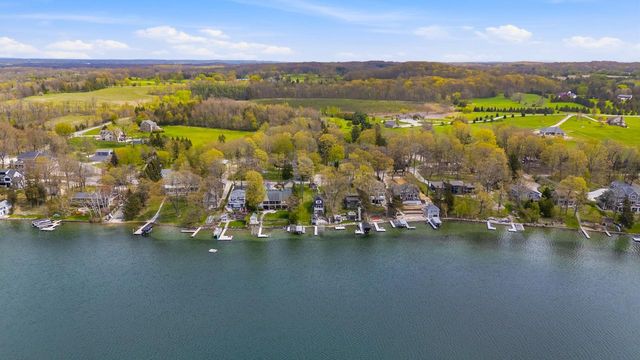 5831 S Hacker DRIVE, West Bend, WI 53095