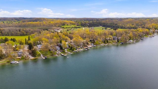5831 S Hacker DRIVE, West Bend, WI 53095