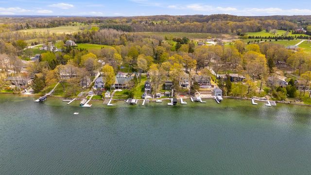 5831 S Hacker DRIVE, West Bend, WI 53095
