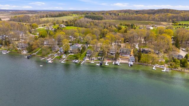 5831 S Hacker DRIVE, West Bend, WI 53095