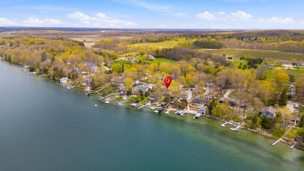 5831 S Hacker DRIVE, West Bend, WI 53095