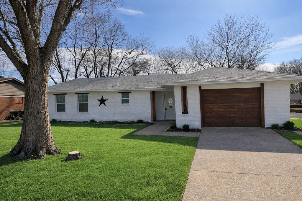 2105 Proctor Drive, Grand Prairie, TX 75051