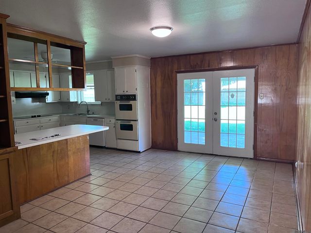 3135 Woodcrest Dr, Baton Rouge, LA 70814