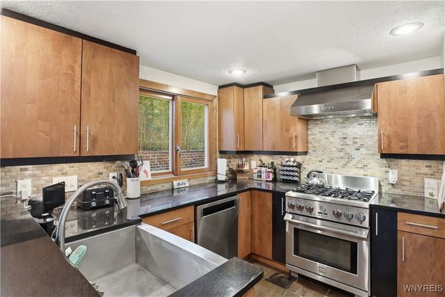 11 Cloister Court, Amherst, NY 14226