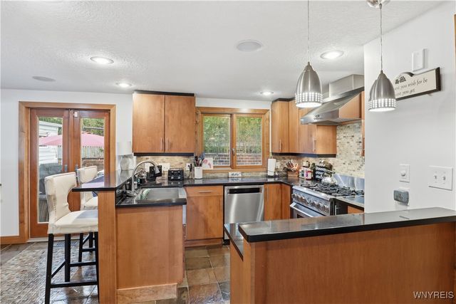 11 Cloister Court, Amherst, NY 14226