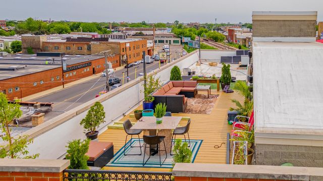 4011 W Fullerton Avenue 2E, Chicago, IL 60639