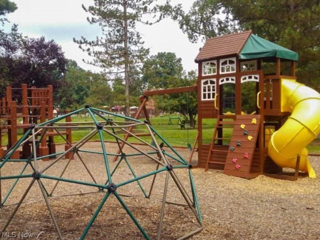 6260 Greenwood Pkwy Pky 101, Sagamore Hills, OH 44067