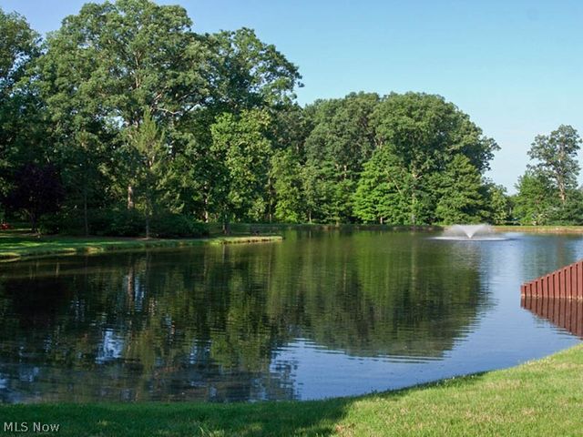 6260 Greenwood Pkwy Pky 101, Sagamore Hills, OH 44067