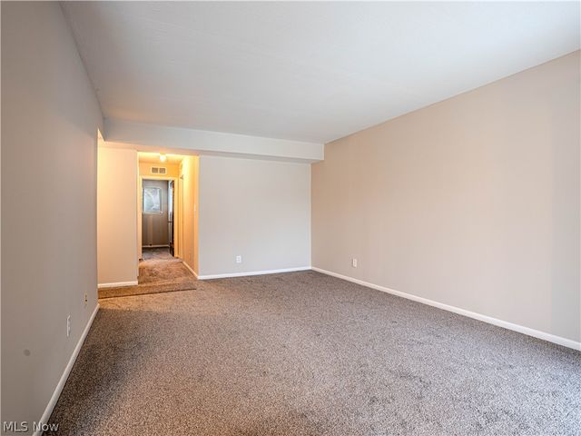 6260 Greenwood Pkwy Pky 101, Sagamore Hills, OH 44067