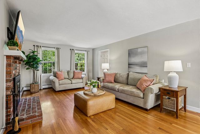 15 Lorraine Metcalf Dr, Wrentham, MA 02093