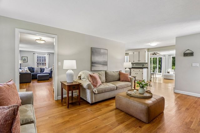 15 Lorraine Metcalf Dr, Wrentham, MA 02093