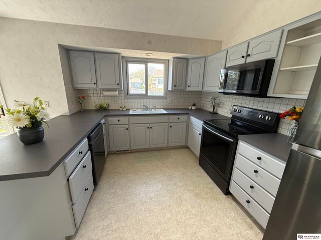15321 Chalco Pointe Drive, Omaha, NE 68138