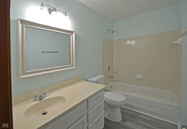 6389 Hillview Circle, Fishers, IN 46038