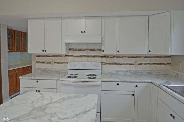 6389 Hillview Circle, Fishers, IN 46038